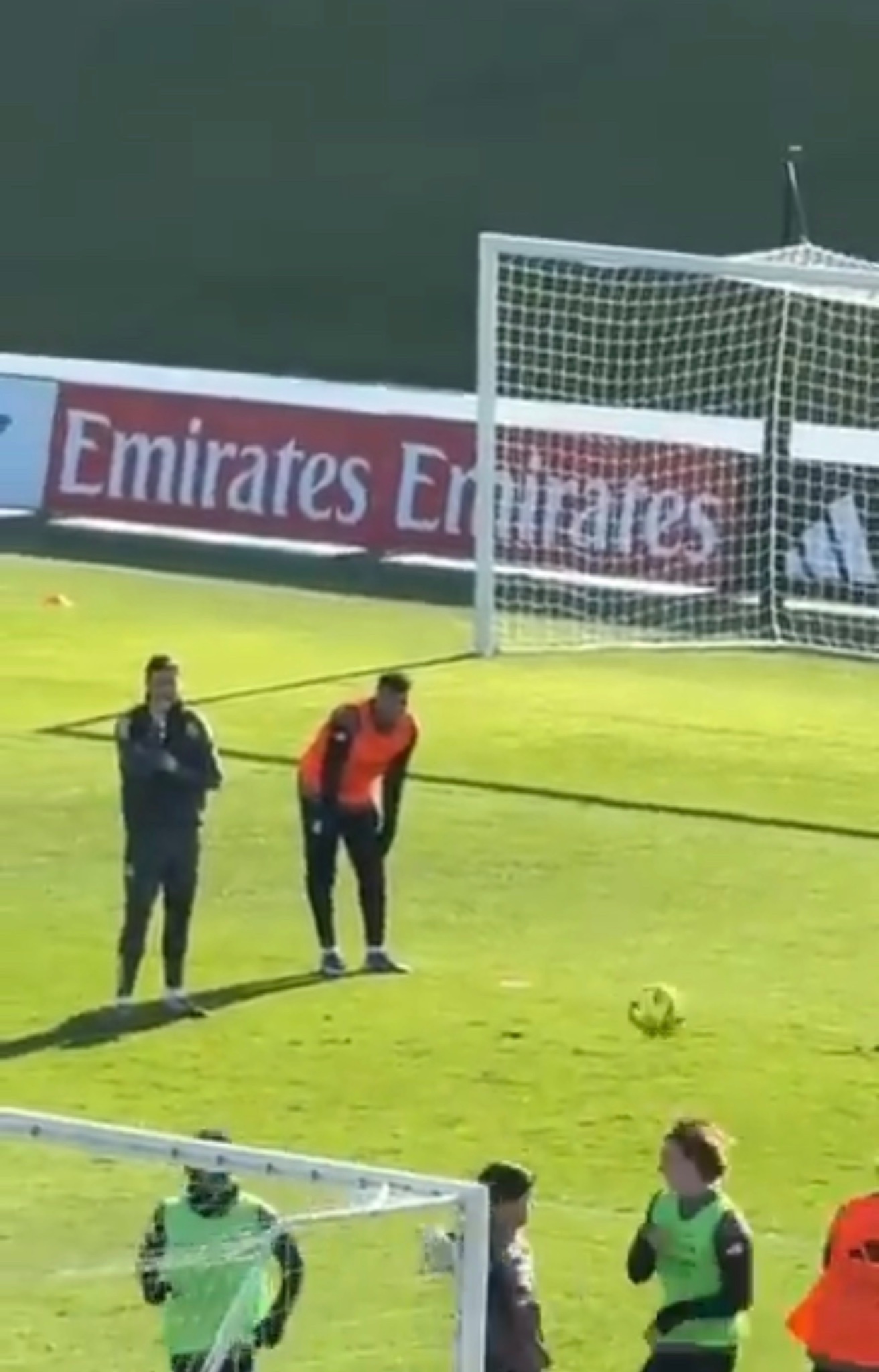 昨天训练期间姆巴佩一度走到人群外，并有向卡雷拉斯示意自己不适皇马