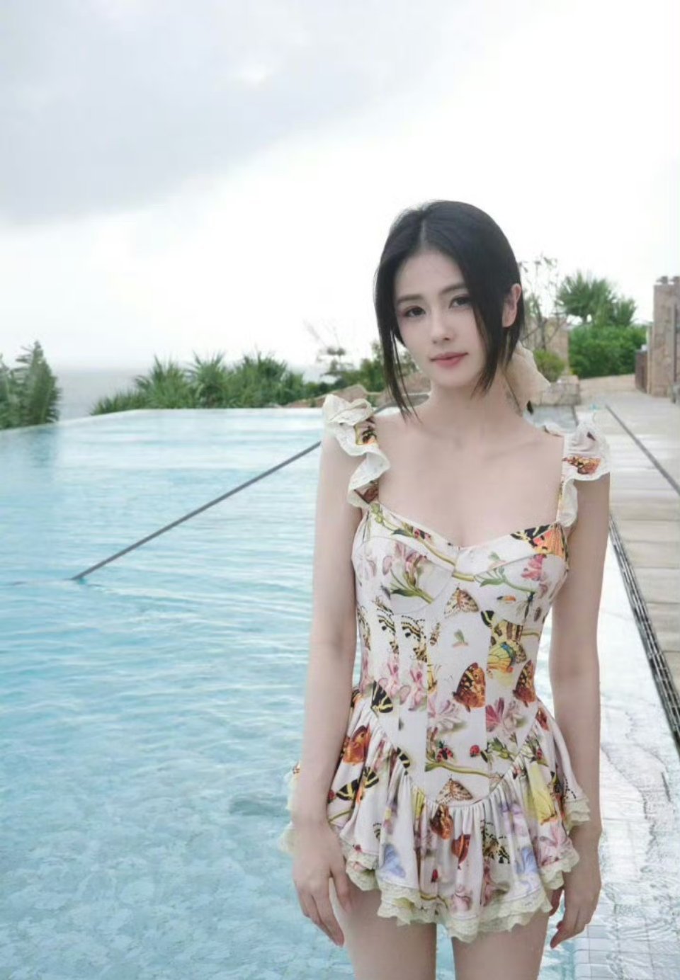白鹿碎花泳衣碎花在水光里晕开，像把春天揉进泳池。风掠过肩带时，连呼吸都带着薄荷味