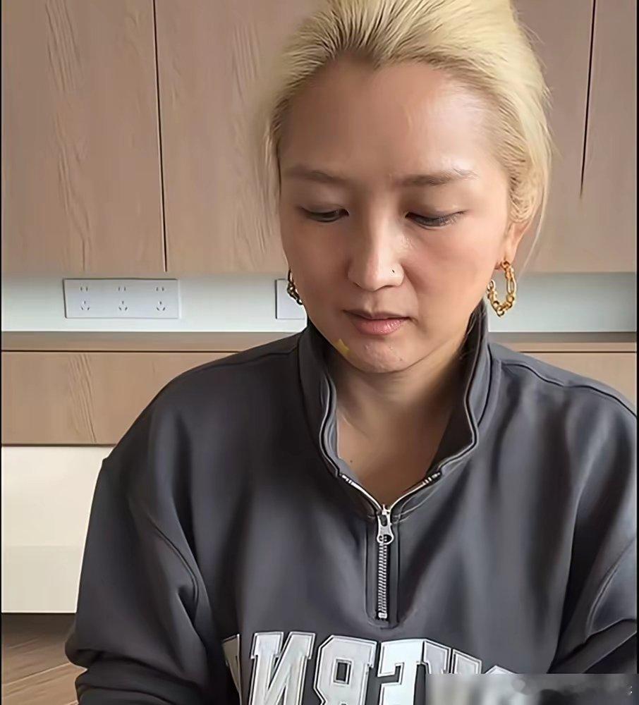 骂何洁恋爱脑的，根本没看懂5月5日她三婚直播时，默默点赞的那条评论。 满屏的又折