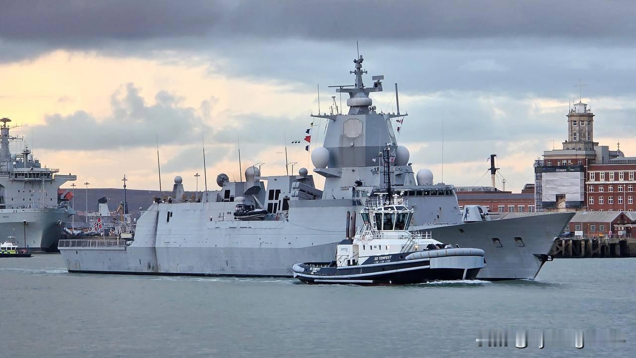 🇳🇴挪威海军护卫舰“罗尔德·阿蒙森”号在完成由“威尔士亲王”号航空母舰率领的