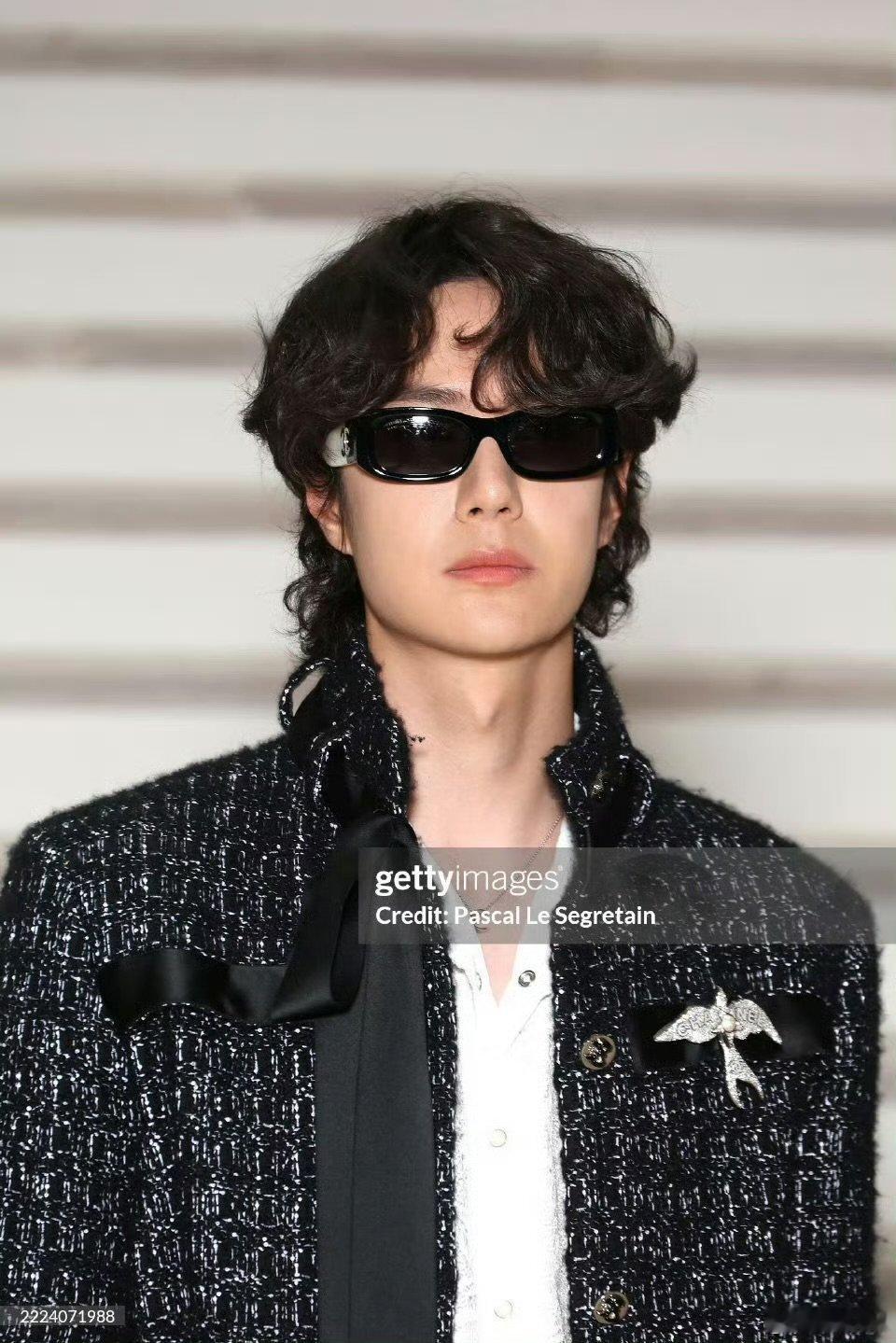 王一博巴黎香奈儿大秀G社生图王一博巴黎香奈儿大秀G社生图，帅的太对味了吧！ 王一