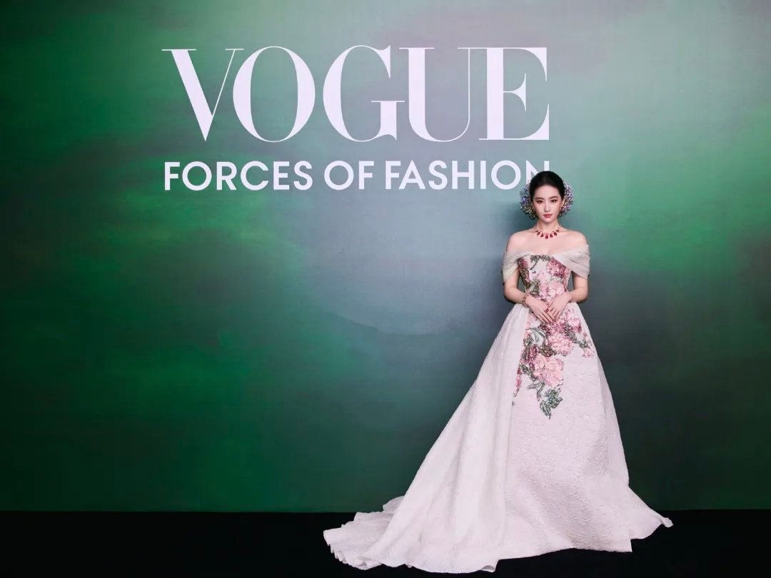 刘亦菲在VOGUE给ELLE送祝福刘亦菲在VOGUE给ELLE送祝福的画面，满是