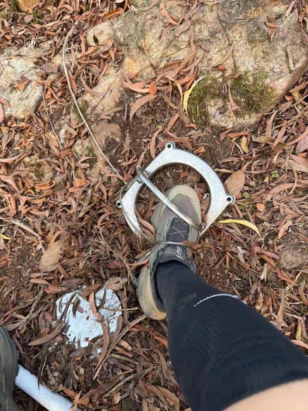 太吓人了！广州一市民在白云山徒步，居然在餐馆附近踩中捕兽夹，越挣扎夹得越紧，脚几