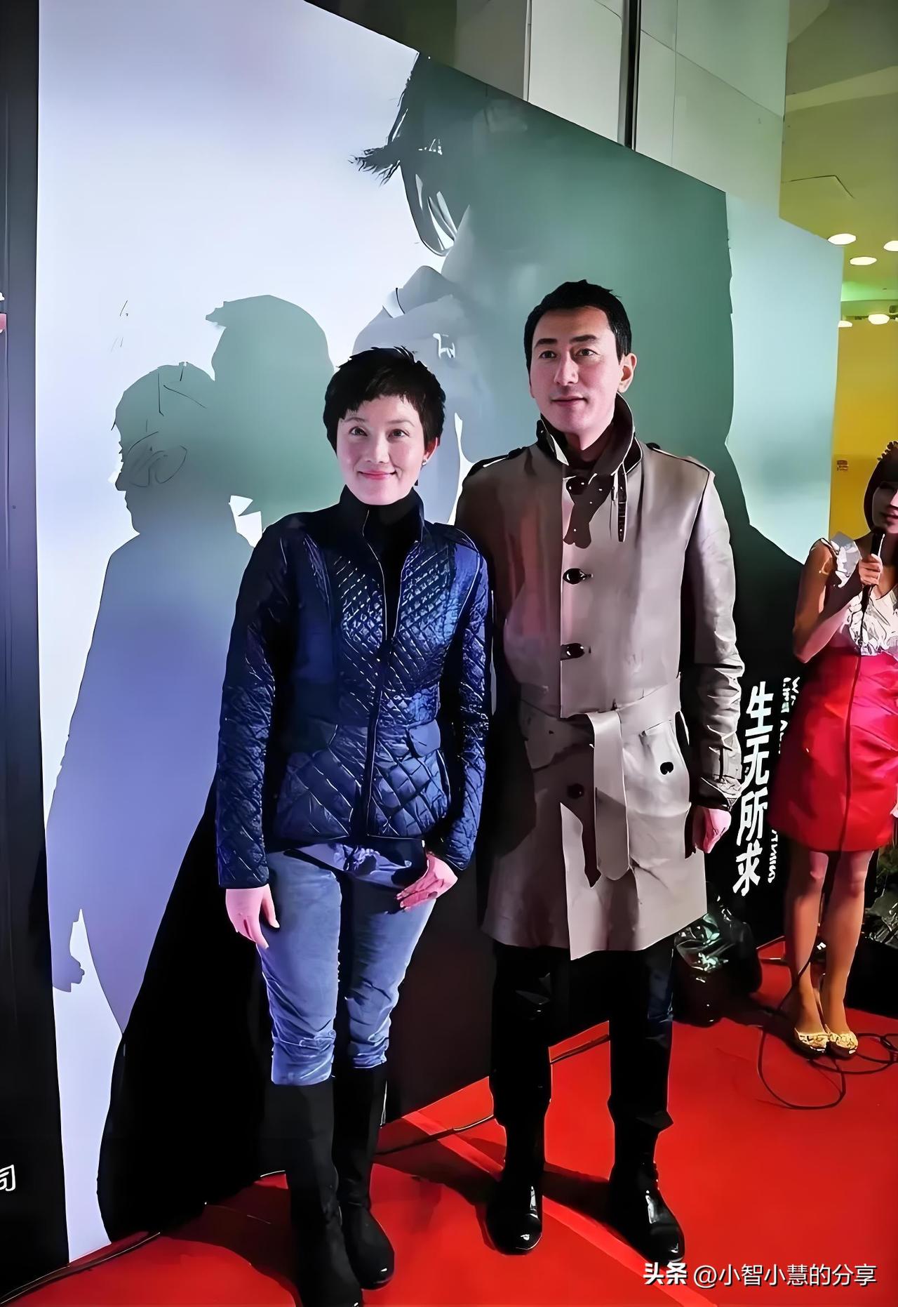 终于知道他们原来是一对夫妻，女的有多么漂亮，她都快50岁了，属于自然美，自带大气