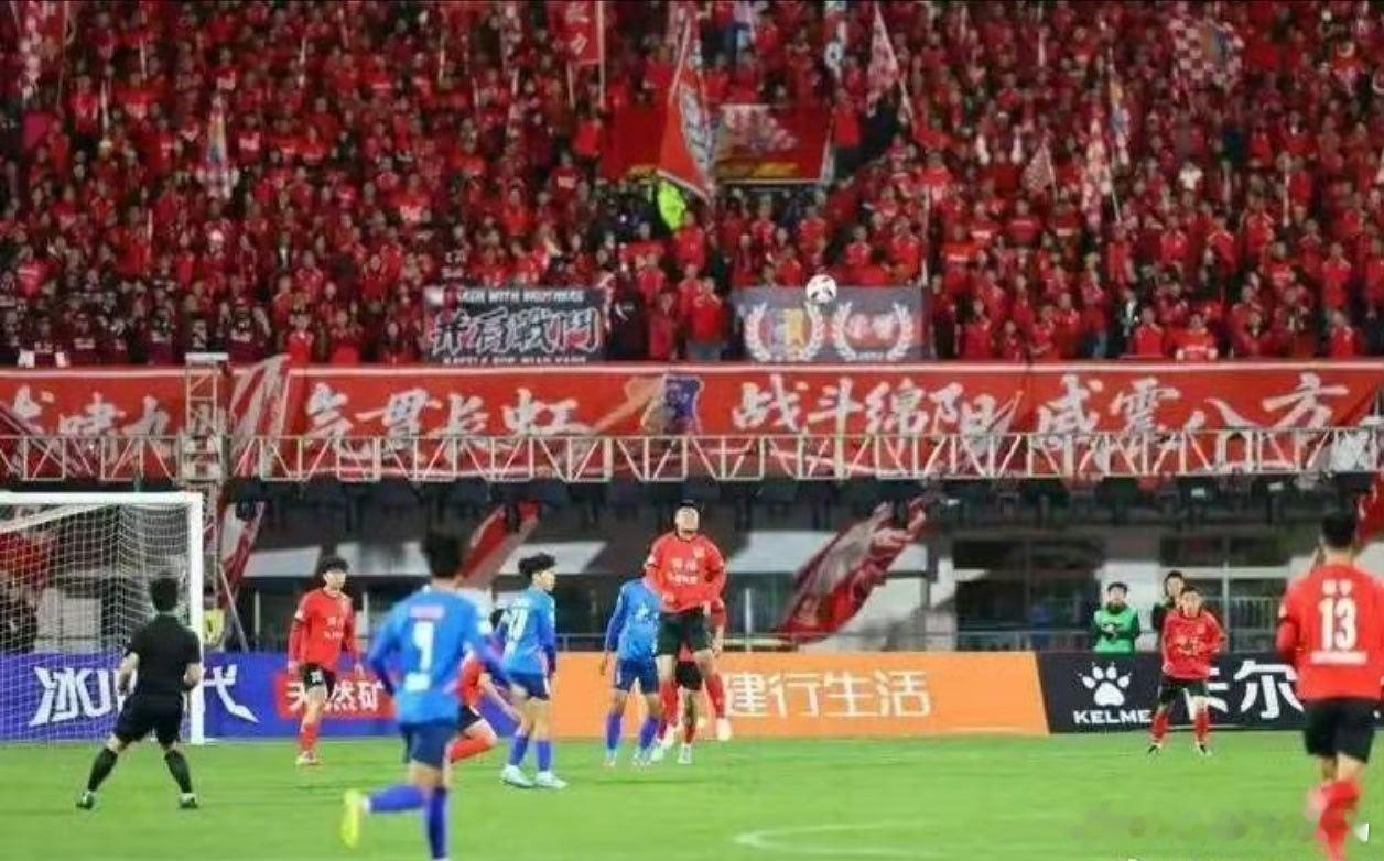 川超焦点战燃炸！成都主场2-1险胜乐山，客场虽败犹荣！4月25日，川超决赛阶段第
