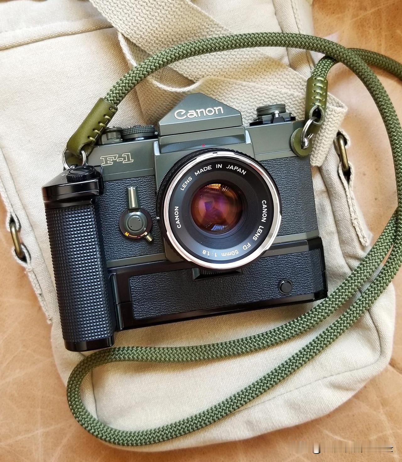 很少见的OD版Canon F-1单反相机。


按照佳能相机博物馆（Canon 