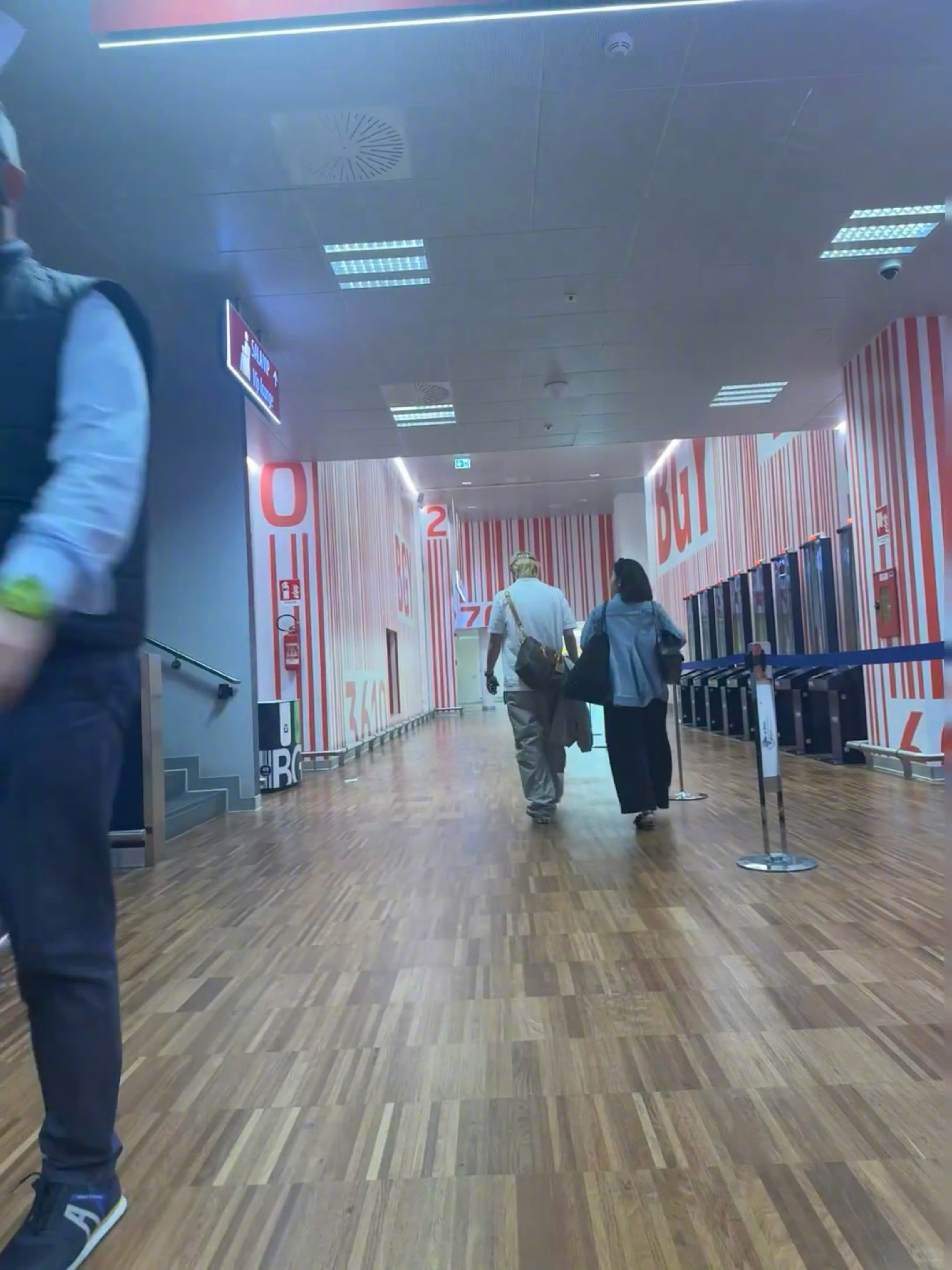 徐明浩米兰被偶遇 徐明浩米兰被偶遇， lv白色短袖，完全青春男大，潮人学长一枚