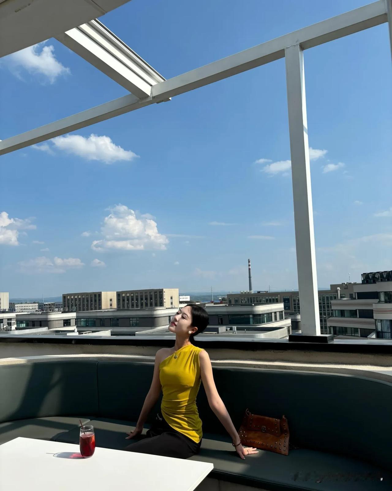 午间小憩：气质美女咖啡馆摄影（6）