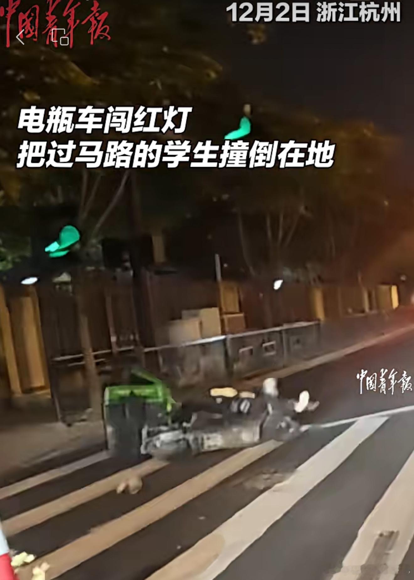 很多人骂外卖小哥横冲直撞，我觉得更该骂的是“订单超时”的死律！闯红灯是不对，但很