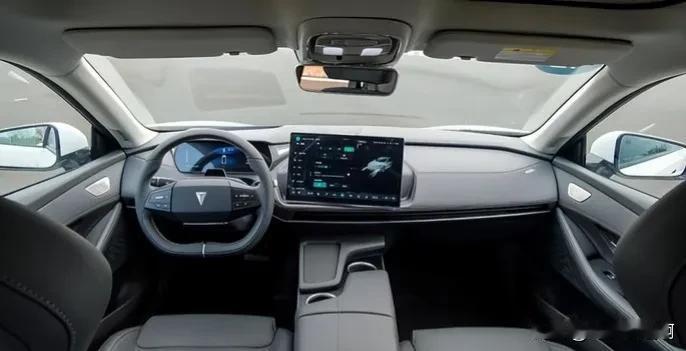 深蓝SL03内饰方面，新车采用环抱式内饰设计，中控台采用全液晶仪表盘，搭配悬浮式