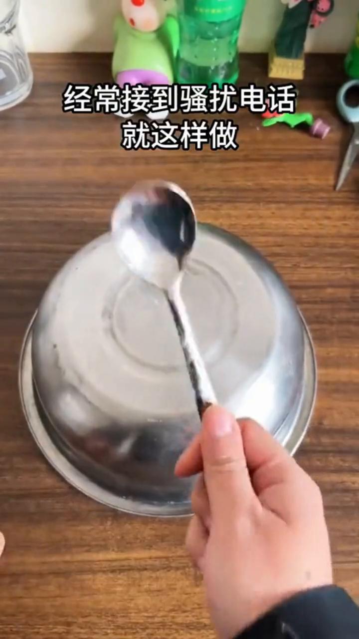 经常接到骚扰电话就这样做。
喂，你好，这边是。