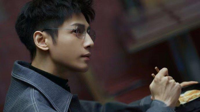 罗云熙悬疑界来了位交换生罗云熙绝了！古偶转悬疑质感拉满，冷静探案气场全开，眼镜杀