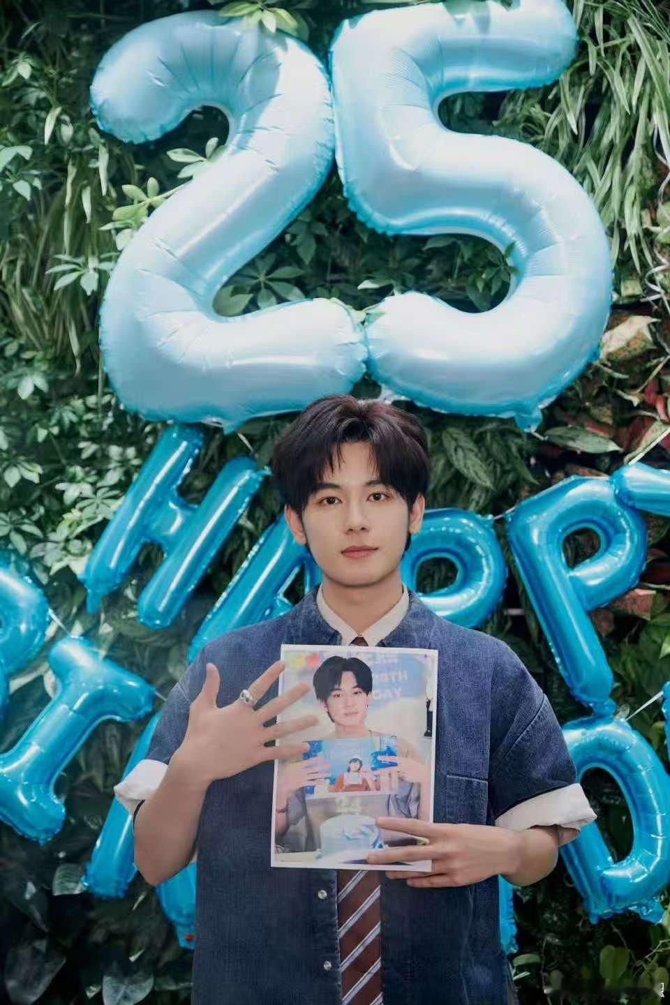 胡先煦25岁生日照胡先煦givemefive胡先煦25岁生日照，好帅，[太开心]