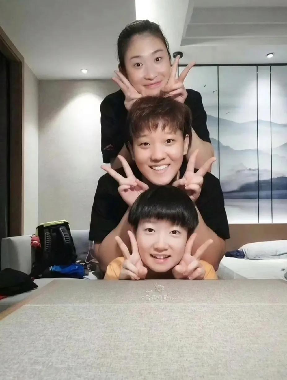 🏓 今日份可爱暴击！莎莎和她的宝藏闺蜜孙铭阳、杨慧菁 ，叠叠乐式同框太甜啦～