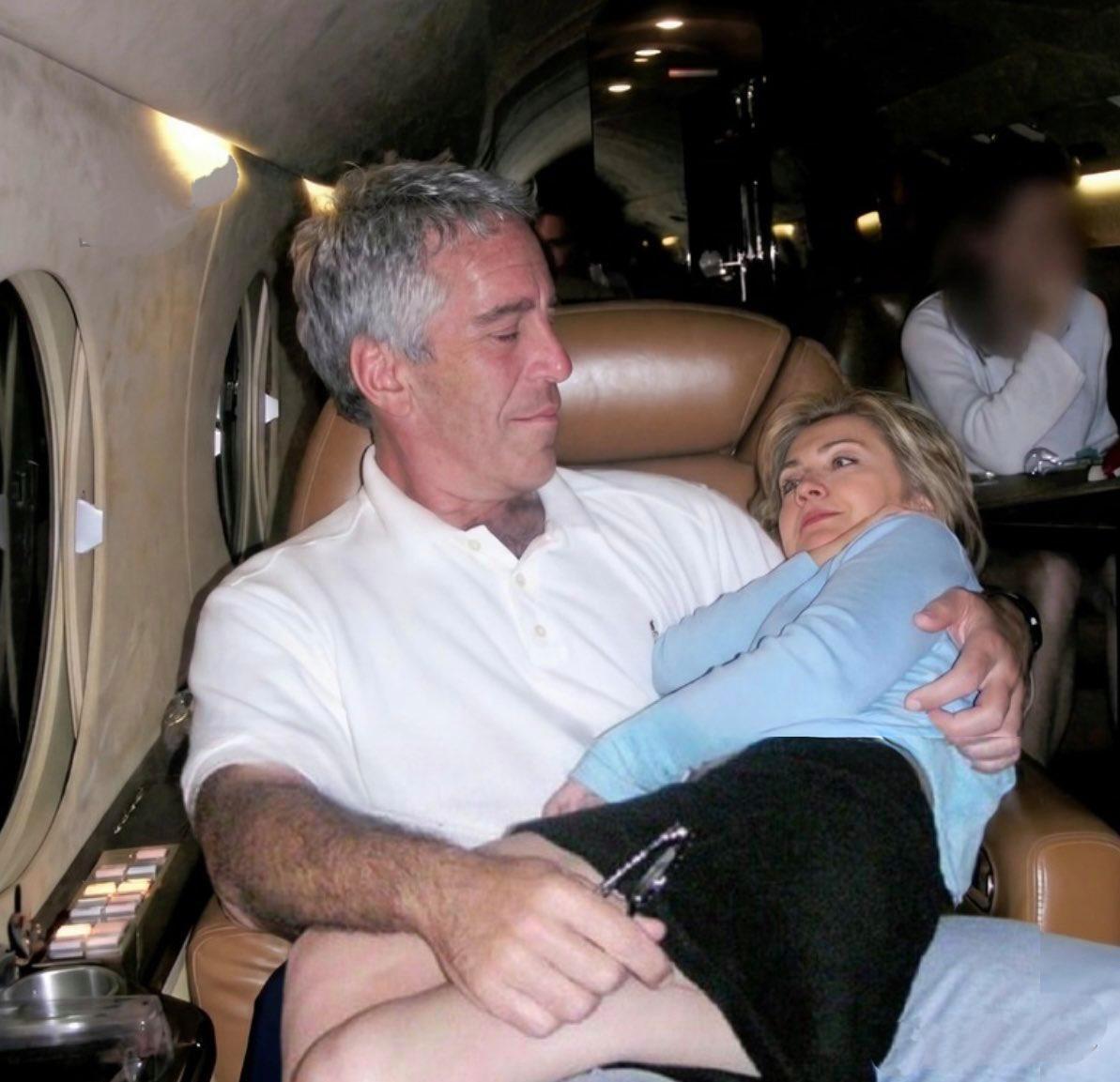 网友们太有才了，把爱泼斯坦怀抱的小女孩头像P成了前美国总统克林顿老婆希拉里的头像