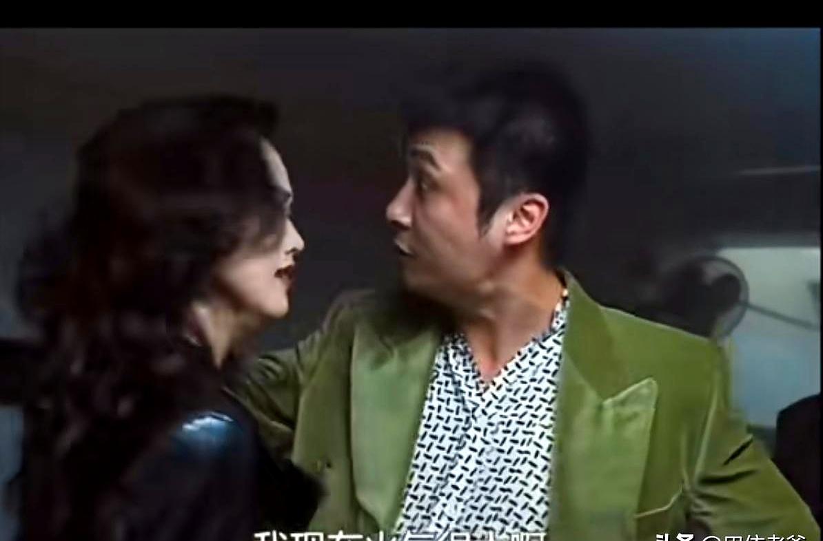 小李相亲回来，一进办公室就把包往桌上一砸：“那男的简直离谱！”问清才知，她跟相亲