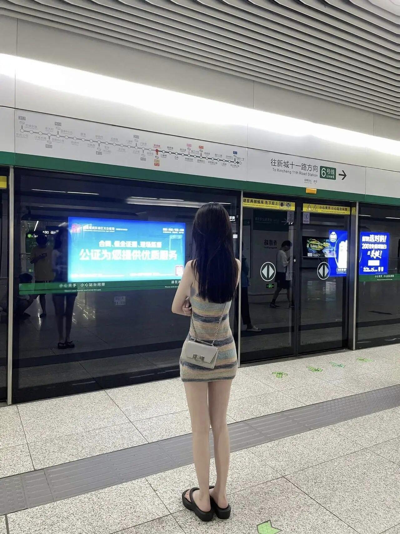 三月的天，有人已经迫不及待清凉上阵了。这么穿真不怕落下病根？将来宫寒腿寒怎么办？