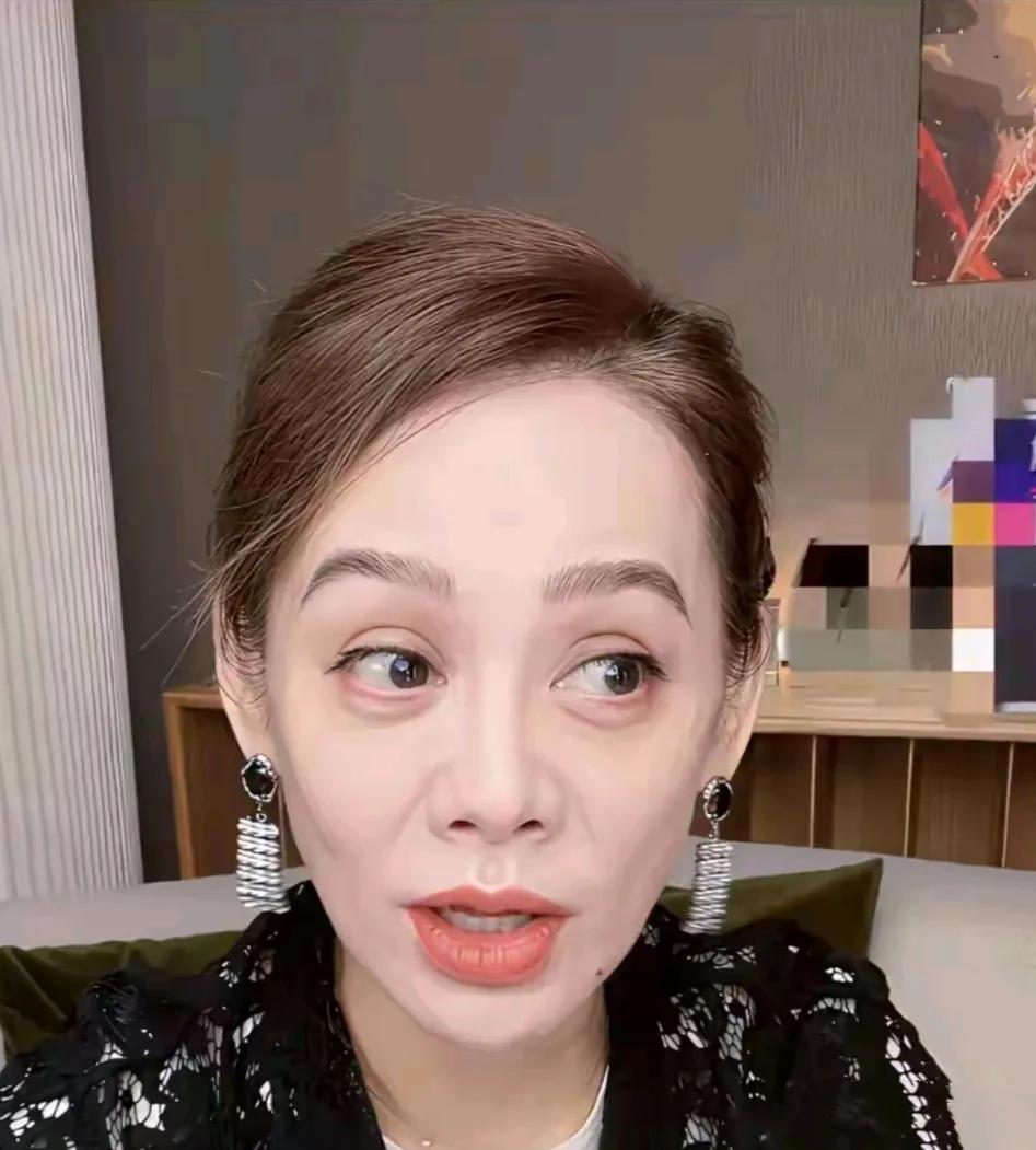 这也太瘦了吧

感觉都脱像了

他这个年龄这个状态挺好的了

为了保持身材，瘦的