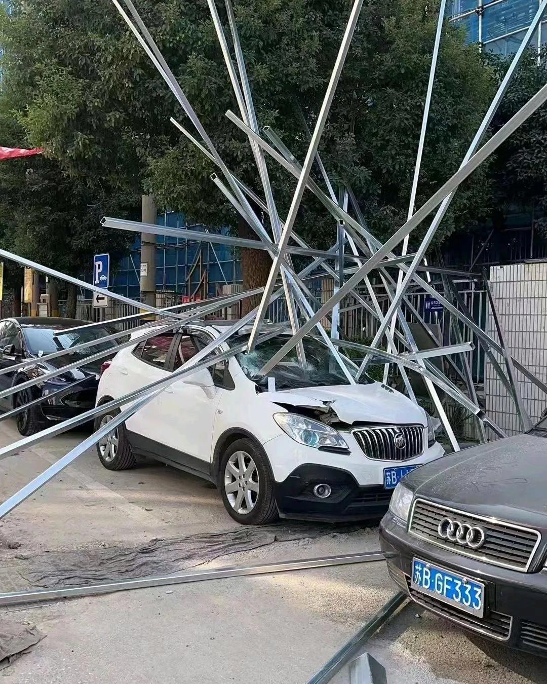 这白车车主是忒招人恨了吧！[我想静静]