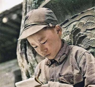 1935年，12岁的小红军战士张金龙，与大部队走散后不幸被土匪抓获。

冰冷的枪