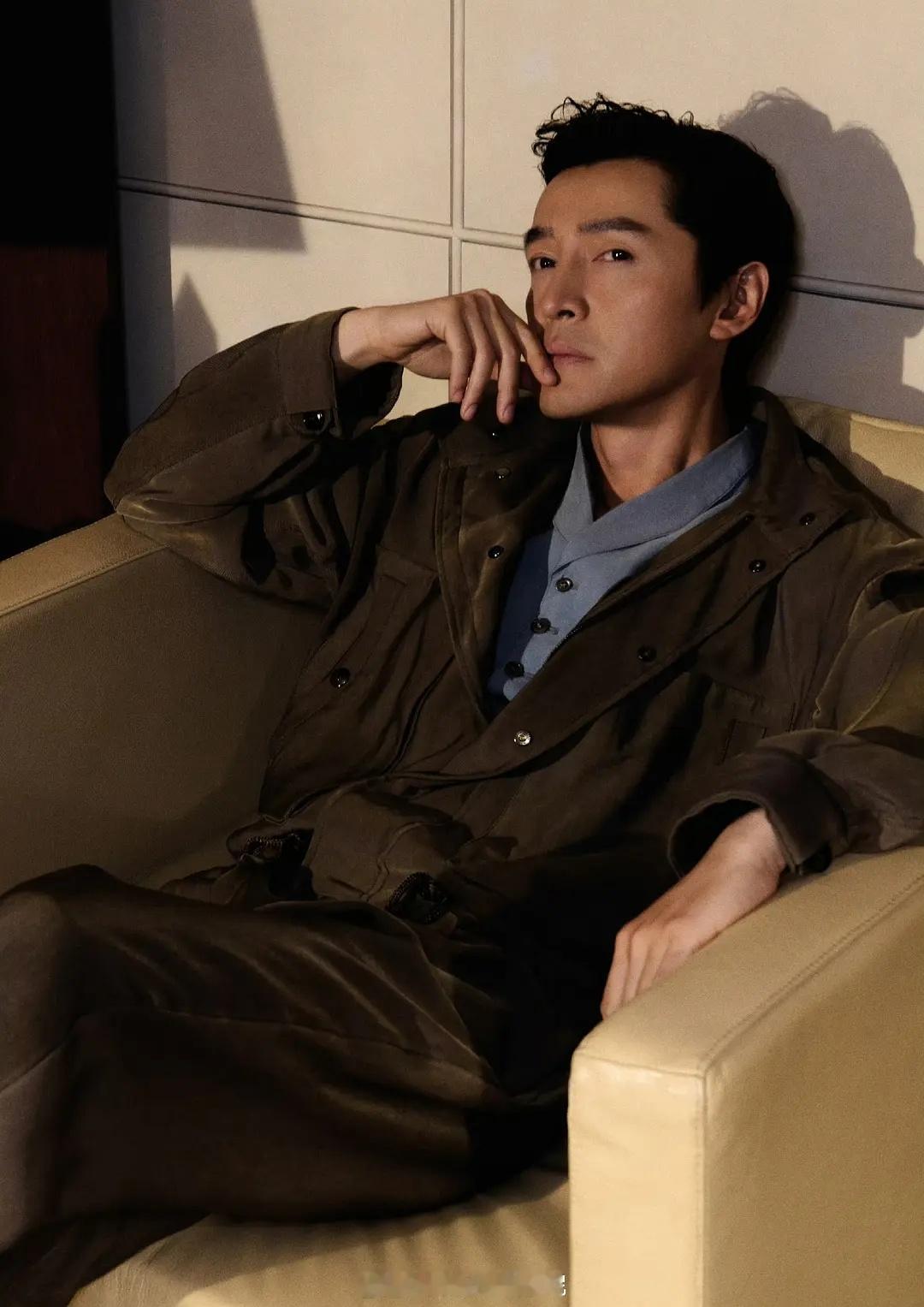 胡歌演绎Armani 先生的收官之作 —— 2026 春夏系列 