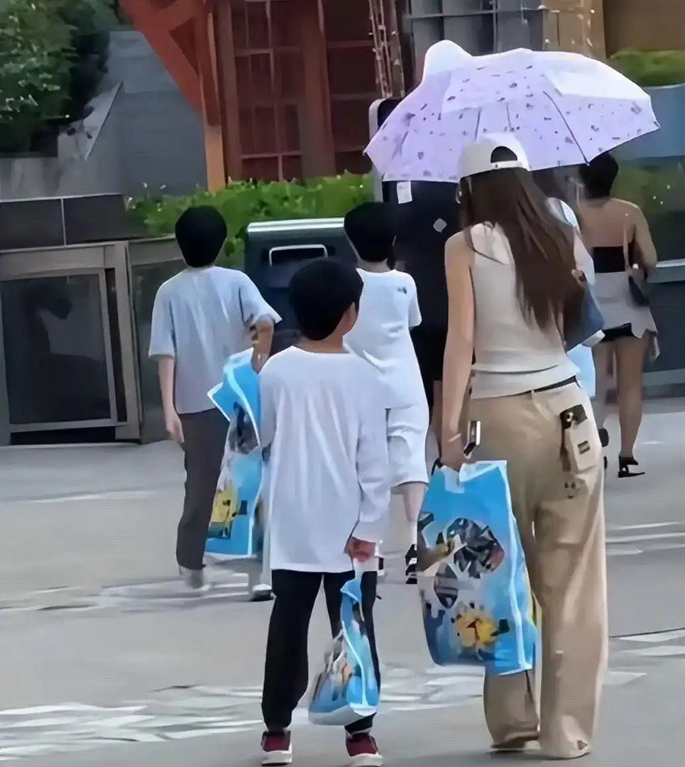 35岁杨颖陪9岁儿子马尔代夫度假，小海绵个头蹿到妈妈肩膀眉眼像极黄晓明，网友说这