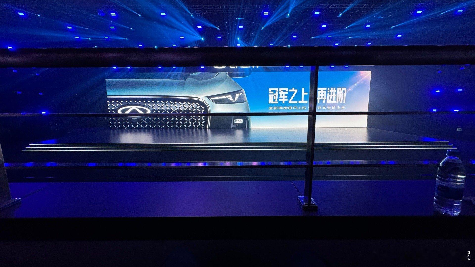 呵呵哒，被从第一排轰走了，说是消防预留通道…刚找到空位又被轰走了，说是经销商预留