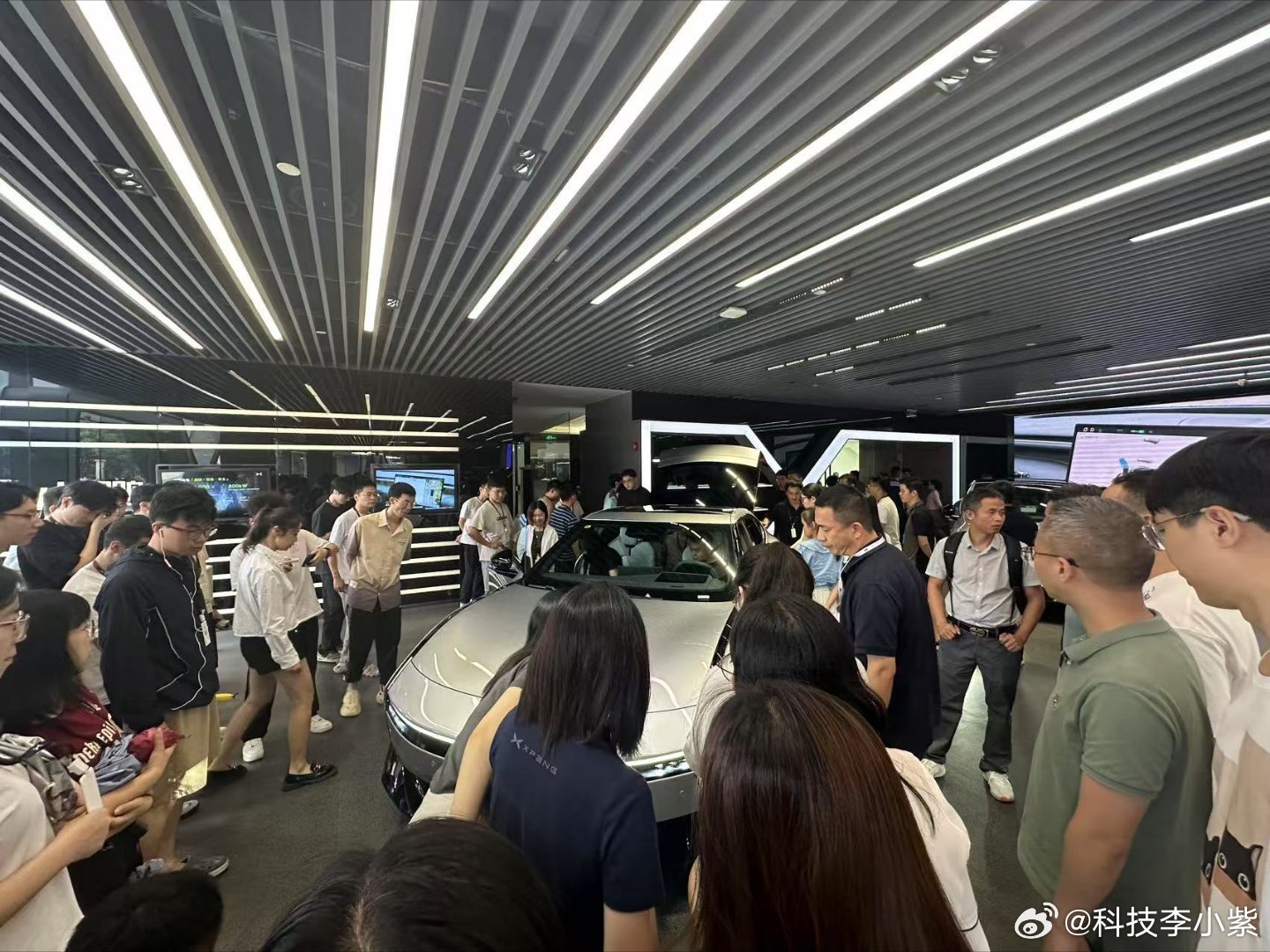 全新小鹏P7开启预售全新小鹏 P7， 全国228城，展车已陆续到店，线下门店超级
