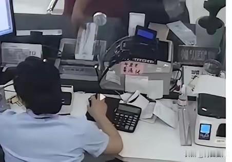 “银行碰上硬茬子了！” 安徽蚌埠男子取款 4.95 万，柜员操作失误错取为存，让