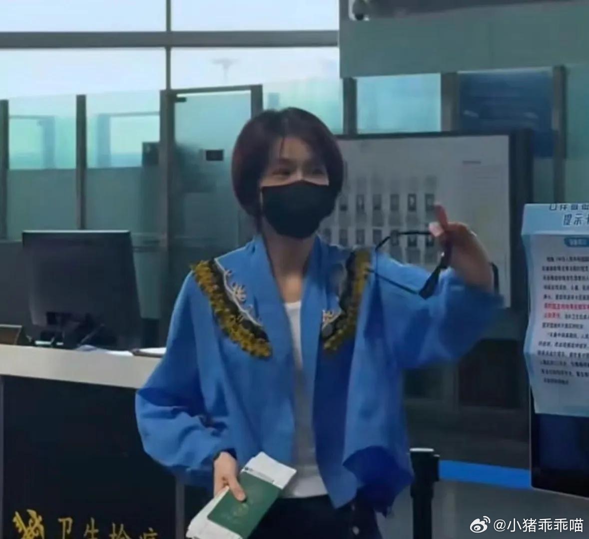 曾沛慈在机场一直和粉丝挥手告别刚拿下《乘风2026》断层总冠军的曾沛慈，6月29