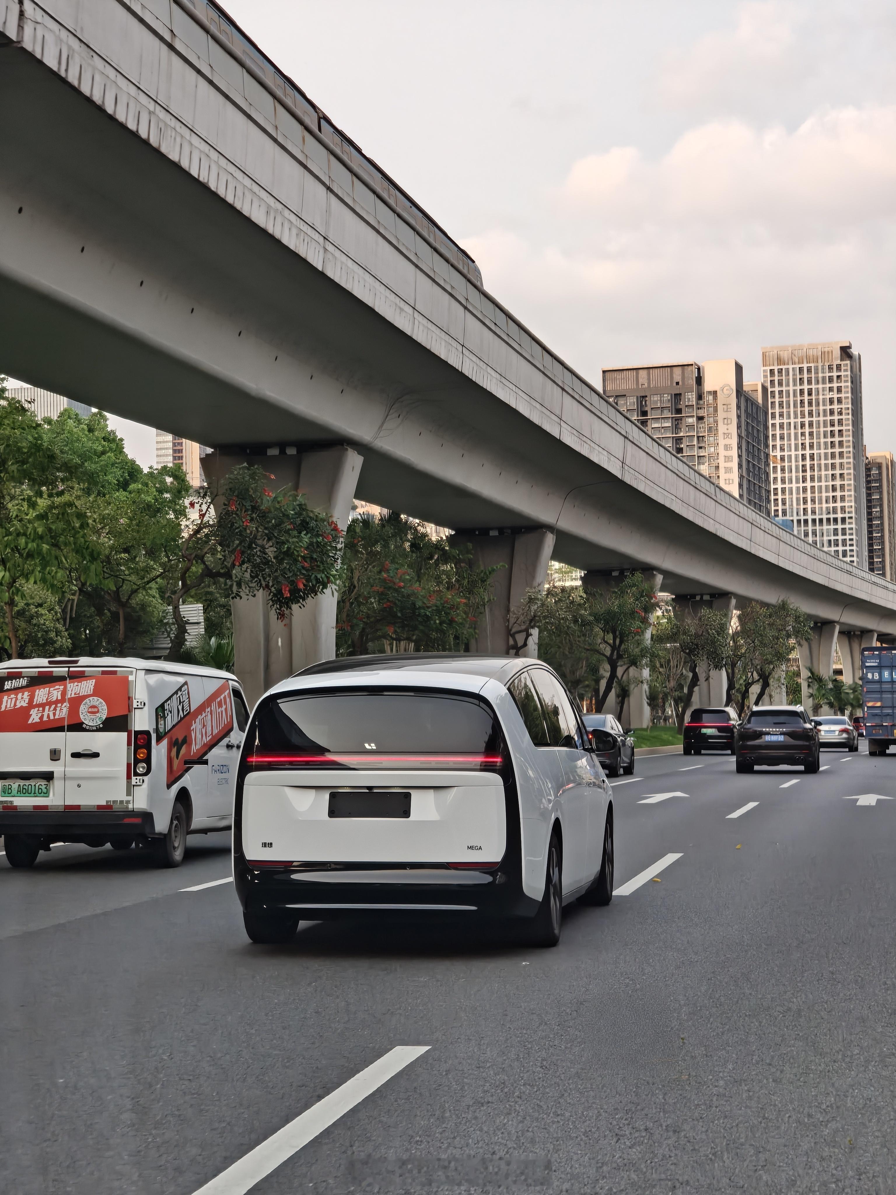 当喧嚣过去理想MEGA 仍是家庭用车的最终答案。 