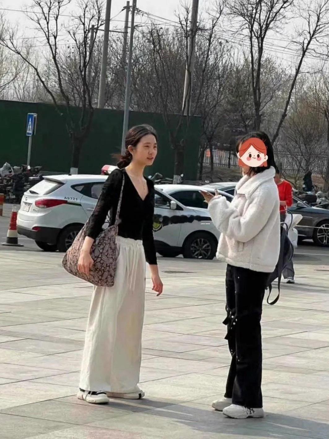 网友街头偶遇黄多多完全就是孙莉的翻版 