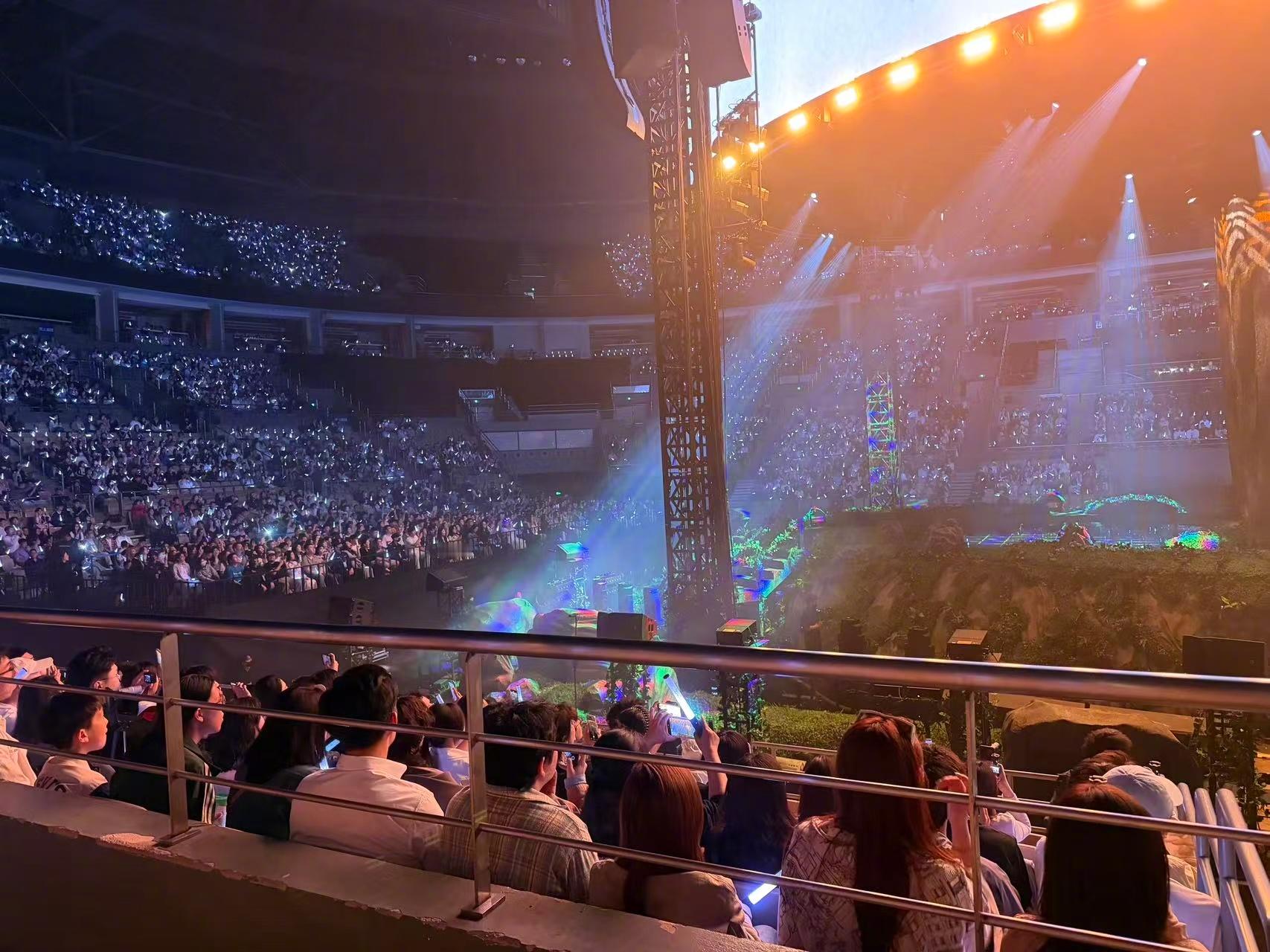 单依纯大连演唱会上座率金曲奖加持热度一路飙升，单依纯大连演唱会满座开场，热烈氛围