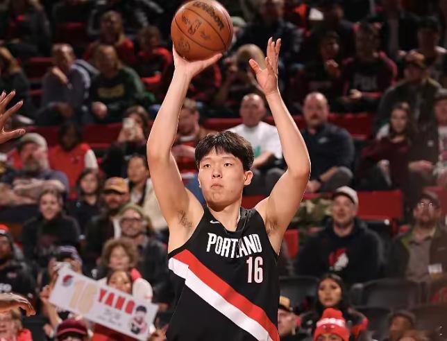 高效！杨瀚森出战21分钟8中7轰下18分10板5助7月14日讯 NBA夏季联赛，