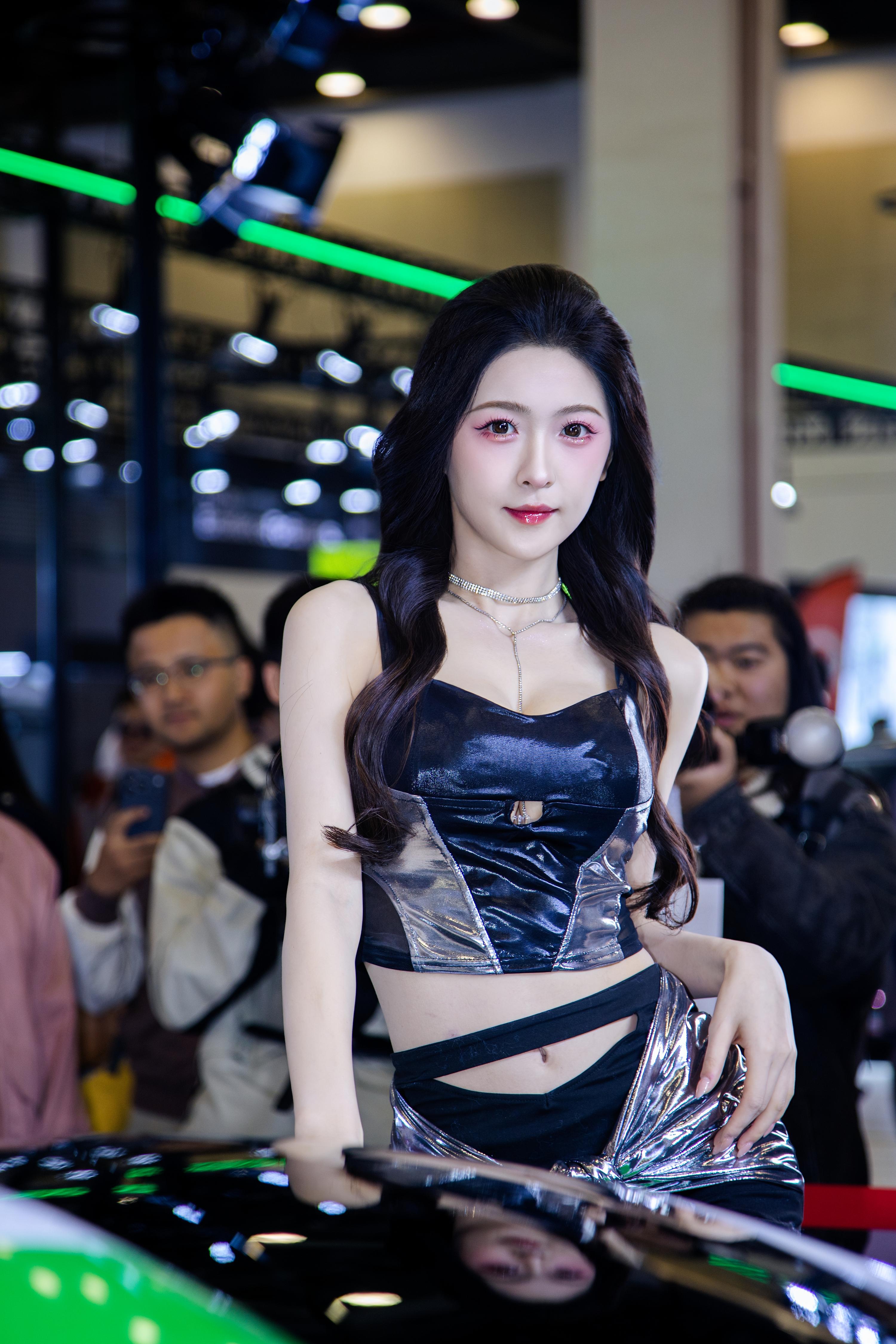 GT Show｜甜酷车模任绵绵。银黑战袍，甜酷拉满。 镜头追着光，她就是光本身。