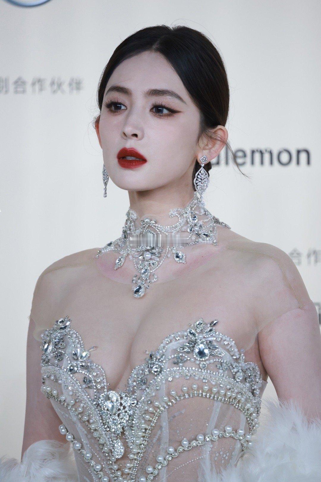 娜扎vogue时尚之力盛会，羽毛透视礼服大胆且惊艳[爱慕][打call] | 2
