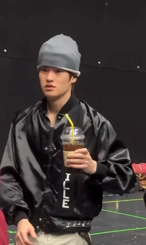 看到相册的这张截图，又想起来前两天回看24年的介待朋直播，那时候他喝咖啡还是会皱