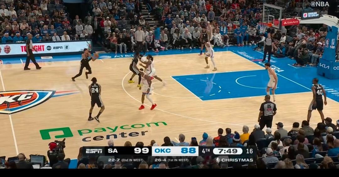 马刺三杀雷霆马刺117-102三杀雷霆 豪取8连胜紧追西部榜首北京时间12月26