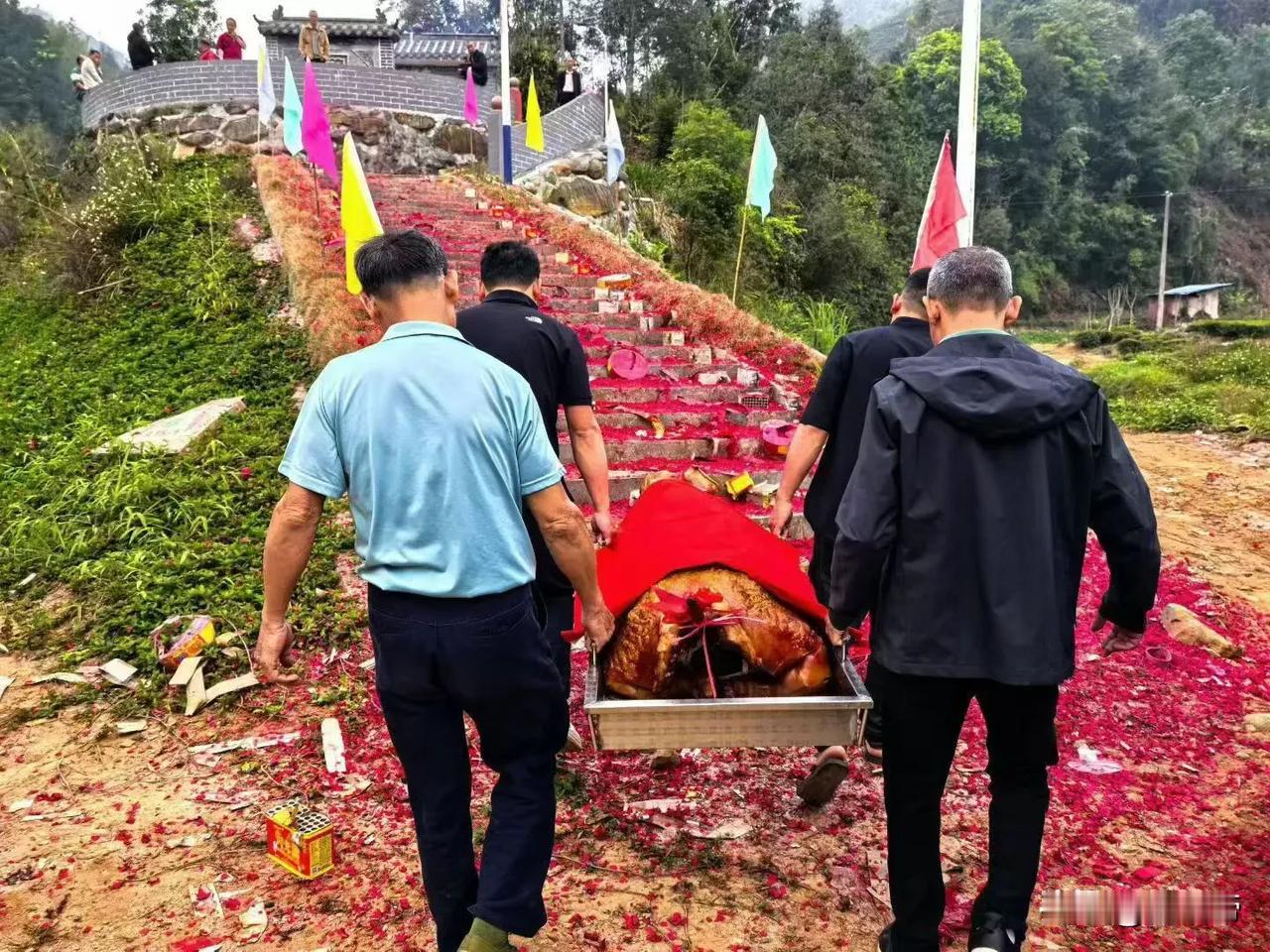 今日春社，祭祀土地神的日子。

古人以“戊”配五行之土，社为土地之神——春社祈谷