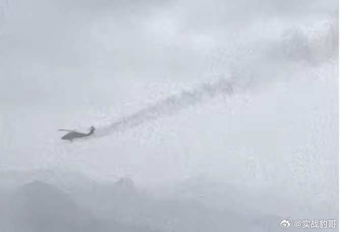 忙活了一整夜，搜救F-15E飞行员的结果终于出来了：两架"黑鹰"被打得千疮百孔，