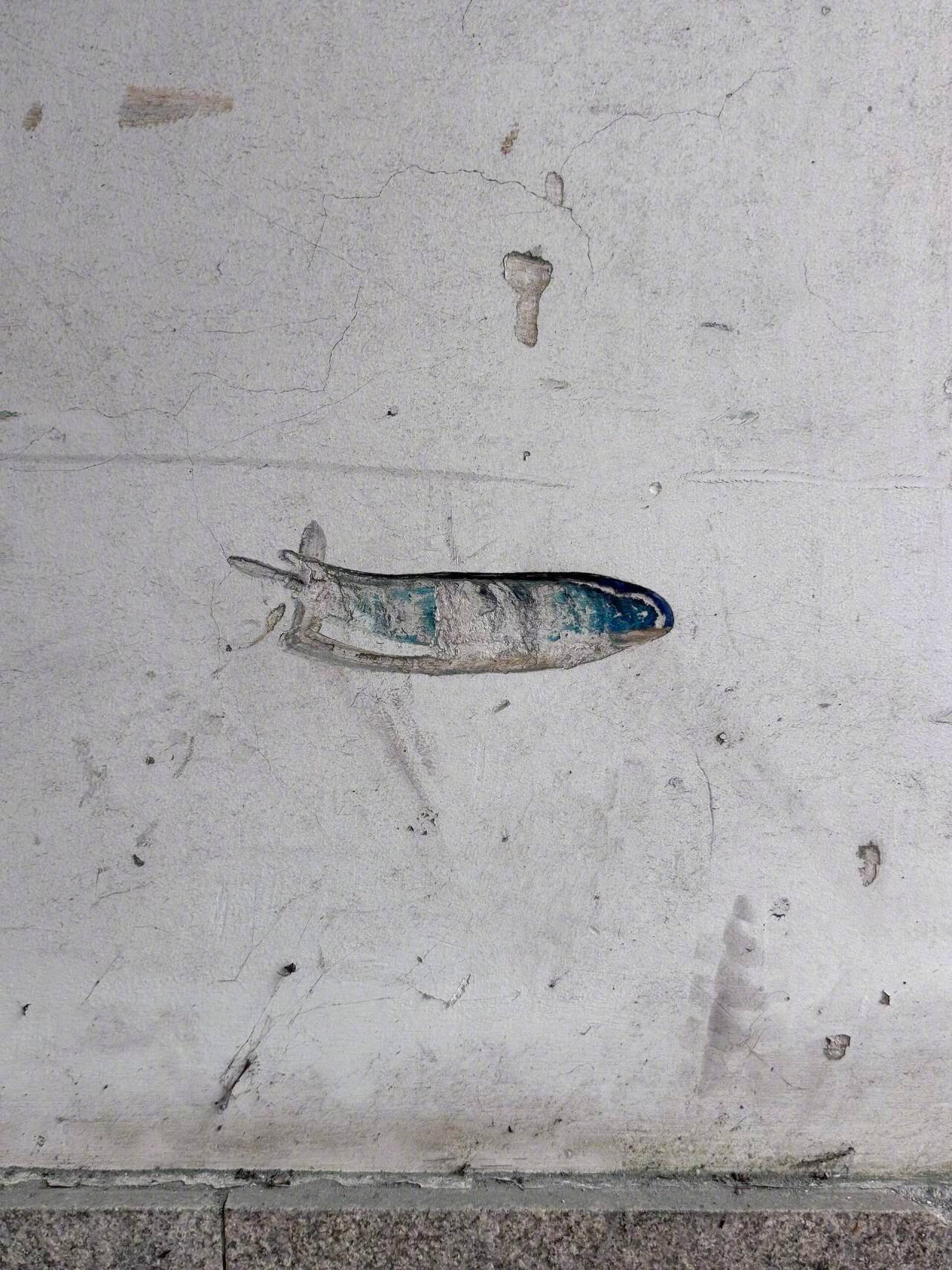 是谁的电瓶车在这面地库墙上画了一条鱼🐟呀这面墙每天被电瓶车蹭到，今天经过一直停
