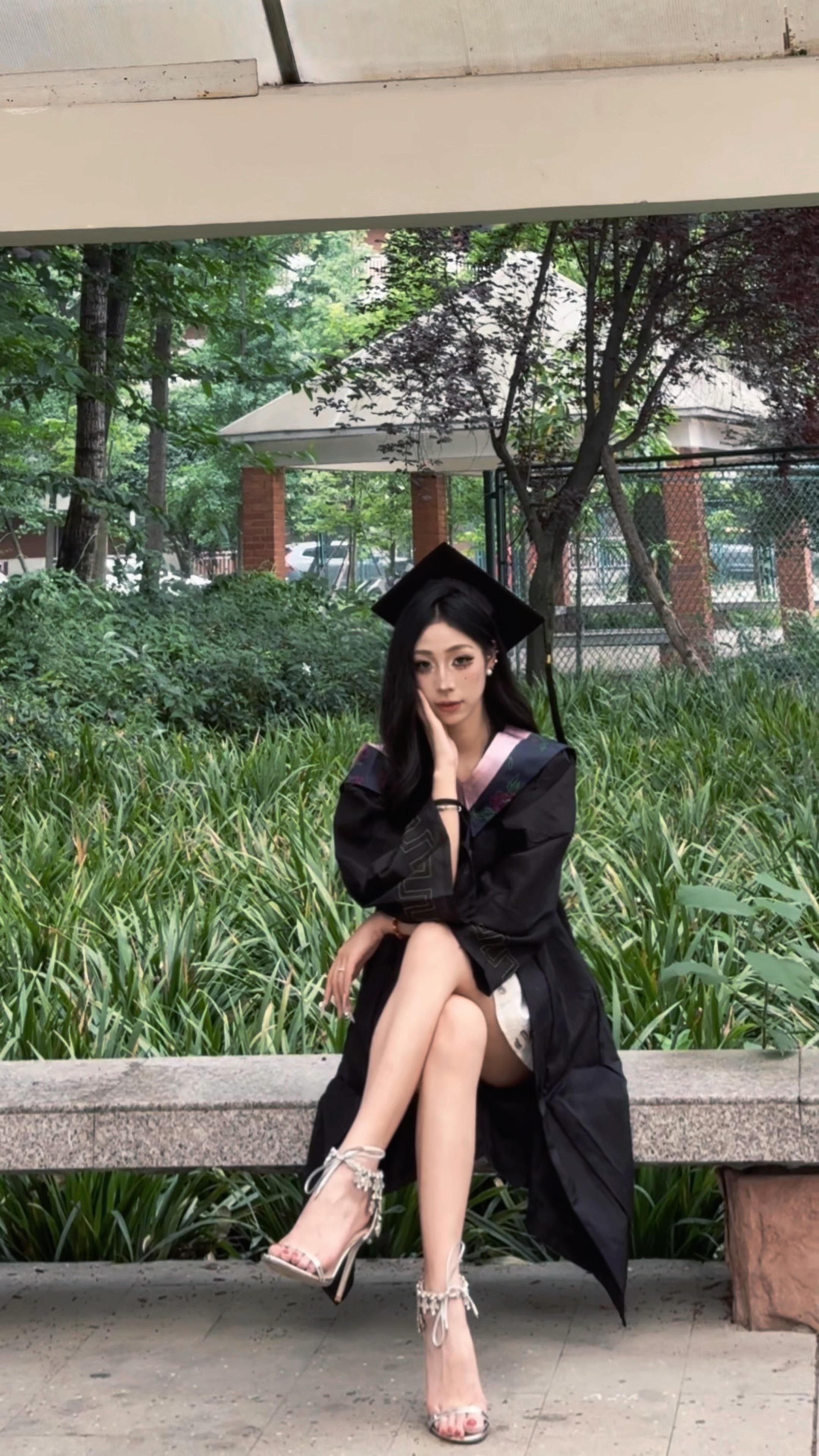 “学士服如此轻盈垂坠，远没有婚纱的气派，却可以带我走出我的那不勒斯，我...