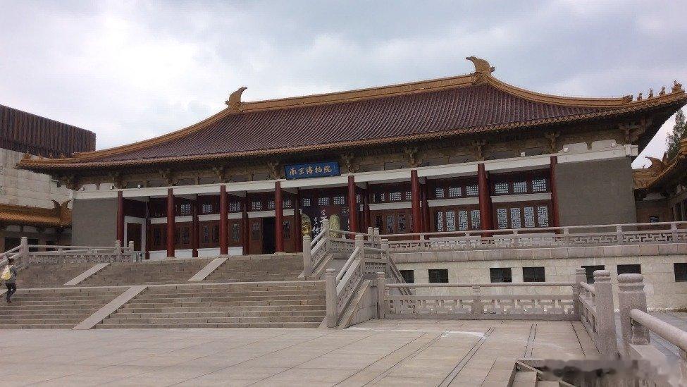 凤凰新闻【专家：私自处置馆藏文物若证据确凿或面临刑罚】据凤凰卫视报道，南京博物院