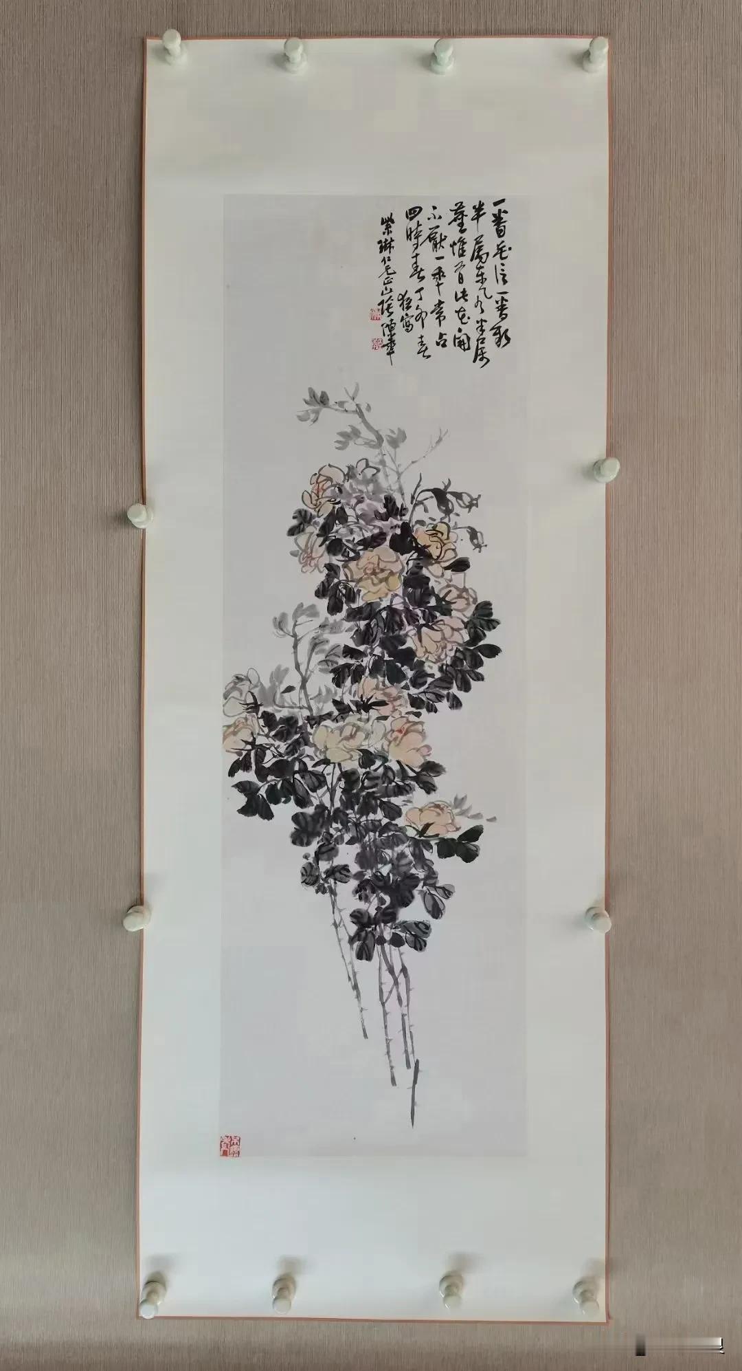 陈半丁先生佳作三幅:①《月月红》，三平[玫瑰]
②《红梅报春》，136×41cm