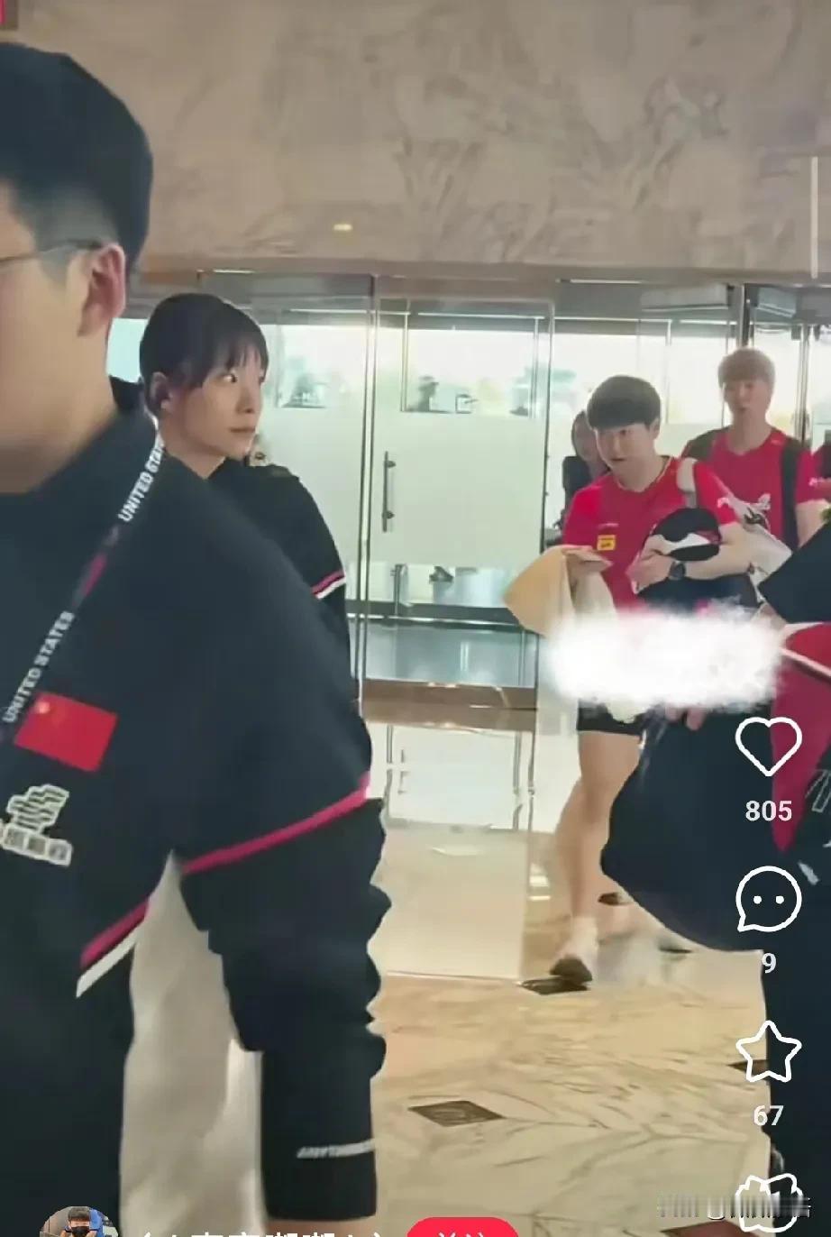 今天这个酒店门口的人好多啊。
莎莎和曼昱打完女双就一起回酒店了，两个人衣服也没换
