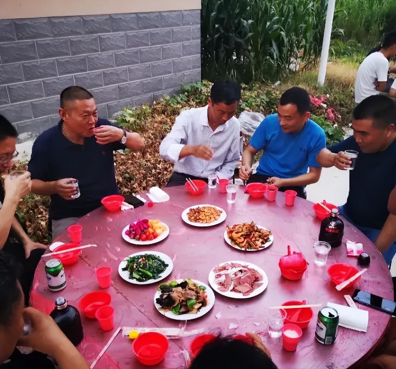 悲剧还是发生了！5月12日杭州网报道，广东蕉岭，一男子义务开车帮朋友接亲。婚礼前