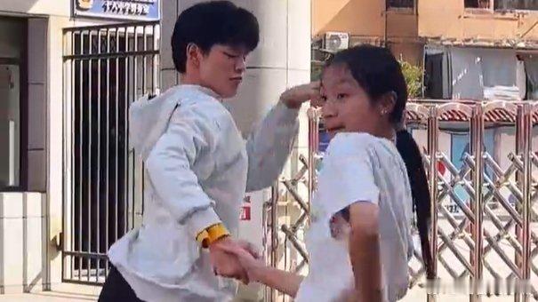 凤凰新闻【考生出考场表演空翻一字马，即兴热舞嗨爆全场】考生出考场表演空翻一字马，