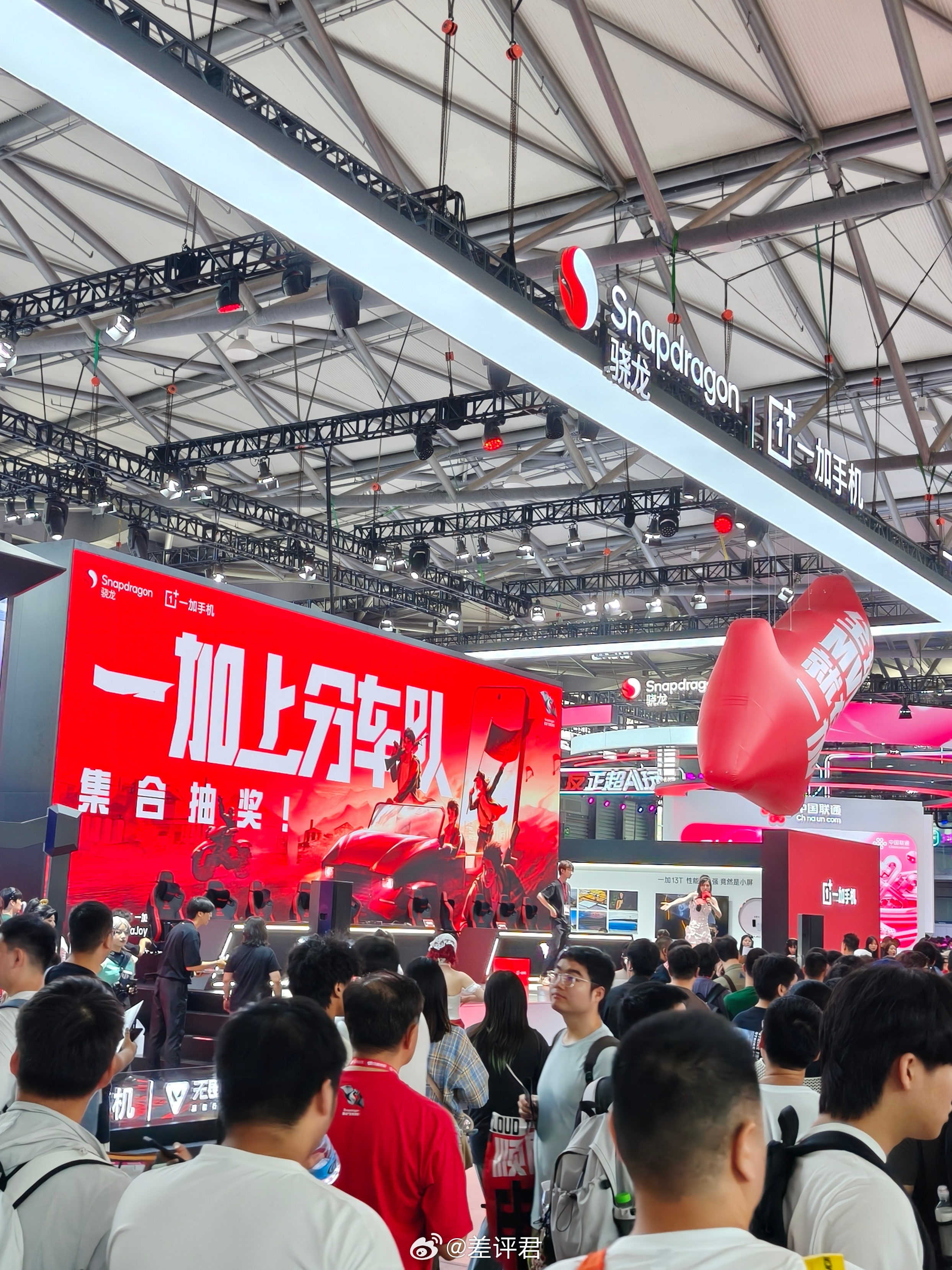 #差评在现场# CJ 逛到一加展台来了，今年一加设了原神、打瓦跟吃鸡三个展区，还