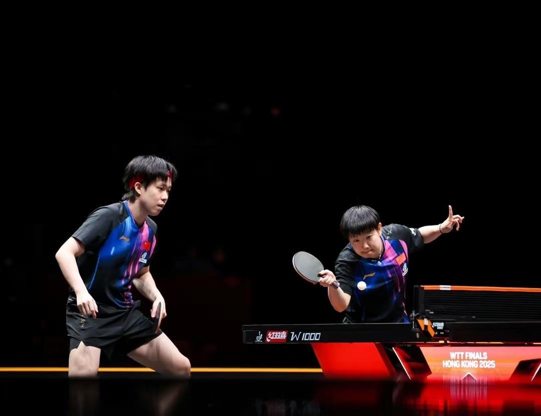 王楚钦/孙颖莎3-2逆转黄镇廷/杜凯琹，晋级总决赛混双四强王楚钦孙颖莎3比2黄镇