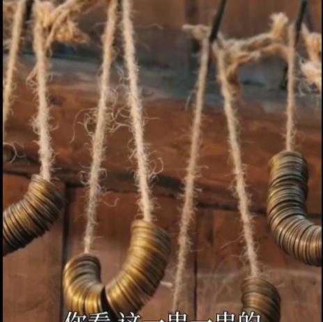 快来跟着苏东坡学习存钱的妙招吧，把钱挂在房梁上。
#万能生活指南#他每个月把自己